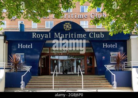 08-04-2021 Portsmouth, Hampshire, Regno Unito l'entrata al Royal Maritime Club in Queen Street Portsmouth, formalmente il club di casa marinai Foto Stock