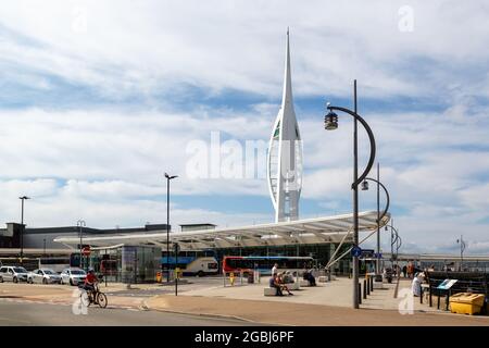 08-04-2021 Portsmouth, Hampshire, Regno Unito la torre spinnaker e la stazione degli autobus Hard a Portsmouth Regno Unito in un giorno estivo Foto Stock