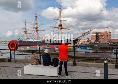 08-04-2021 Portsmouth, Hampshire, UK una famiglia che guarda la vista verso HMS Warrior è nato a Portsmouth, Regno Unito Foto Stock