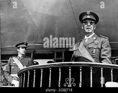 MADRID, SPAGNA - 05 giugno 1969 - il generale Francisco Franco (destra 1892-1975) guarda una sfilata a Madrid, in Spagna, per celebrare la sua vittoria nello spagnolo ci Foto Stock