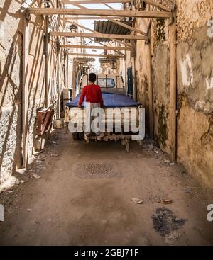 Le strade della capitale libica, Tripoli, dove la povertà ha raggiunto il più alto tasso dalla rivoluzione del 2011 Foto Stock