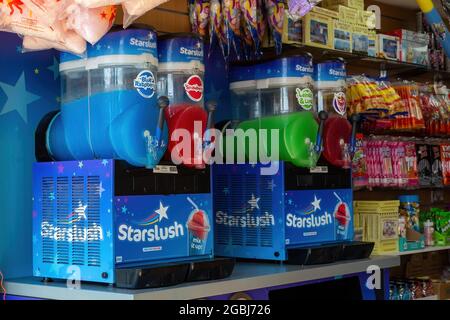 08-04-2021 Portsmouth, Hampshire, Regno Unito UN cucciolo o slushush Starslush macchine in vendita al mare Foto Stock
