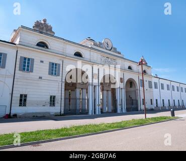 Maranello - Italia - 12 giugno 2021: Veduta della facciata del Dipartimento di Economia Marco Biagi, Università di Modena Foto Stock