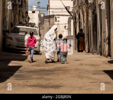 Le strade della capitale libica, Tripoli, dove la povertà ha raggiunto il più alto tasso dalla rivoluzione del 2011 Foto Stock