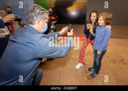 Ginnastica belga Nina Derwael con i tifosi durante l'arrivo degli atleti del Team Belgium dai Giochi Olimpici di Tokyo 2020, mercoledì 04 agosto 202 Foto Stock