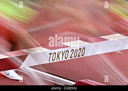 Tokyo, Giappone. 04 agosto 2021. Atletica. Stadio Olimpico. 10-1 Kasumigaokamachi. Shinjuku-ku. Tokyo. Le donne 3000m steeplechasers andare su un salto. Credit Garry Bowden/Sport in Pictures/Alamy Live News Credit: Sport in Pictures/Alamy Live News Foto Stock