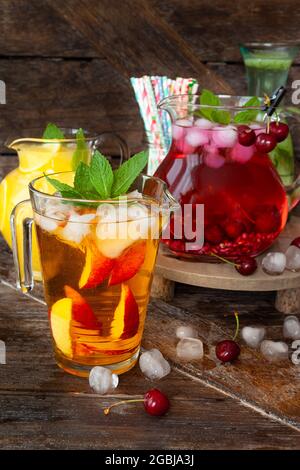 Ghiaccio bevande fredde con frutta fresca Foto Stock