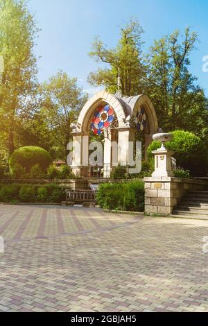 Un ruscello di vetro e un gazebo nel Parco Nazionale di Kislovodsk, costruito nel 1895 a Kislovodsk, Russia Foto Stock