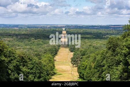 L'Avenue de Beaux Monts è una famosa passeggiata nella foresta dall'Château de Compiègne. Vista dal belvedere. Foto Stock