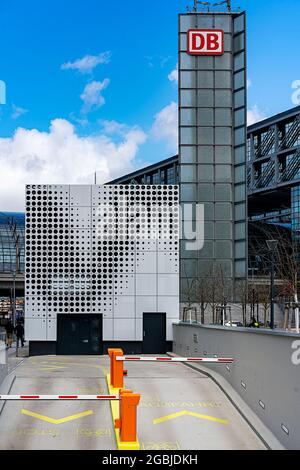 Ingresso ed uscita per il parcheggio sotterraneo presso il Cube di Berlino Foto Stock