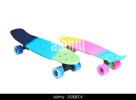 Due skateboard in plastica Rainbow Penny su sfondo bianco Foto Stock