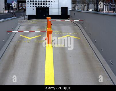 Ingresso ed uscita per il parcheggio sotterraneo presso il Cube di Berlino Foto Stock