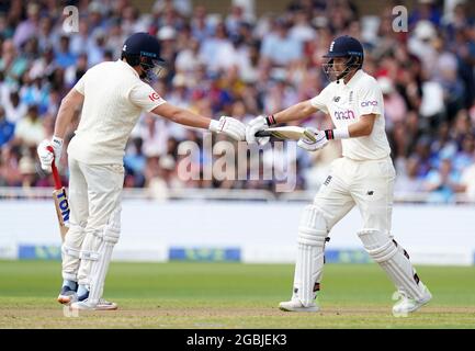 Jonny Bairstow (a sinistra) e Joe Root in Inghilterra durante il primo test match di Cinch a Trent Bridge, Nottingham. Data immagine: Mercoledì 4 agosto 2021. Foto Stock