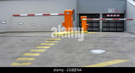 Ingresso ed uscita per il parcheggio sotterraneo presso il Cube di Berlino Foto Stock