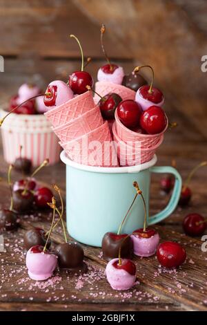 Ricoperte di cioccolata Ciliege Foto Stock