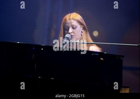 Bergamo, Italia. 10 luglio 2021. Noemi sul palco del Lazzaretto Estate 2021 durante titoloEvento, Concerto cantante italiano a Bergamo, Italia, 10 luglio 2021 Credit: Agenzia fotografica indipendente/Alamy Live News Foto Stock