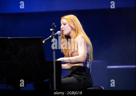 Bergamo, Italia. 10 luglio 2021. Noemi sul palco del Lazzaretto Estate 2021 durante titoloEvento, Concerto cantante italiano a Bergamo, Italia, 10 luglio 2021 Credit: Agenzia fotografica indipendente/Alamy Live News Foto Stock