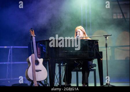 Bergamo, Italia. 10 luglio 2021. Noemi sul palco del Lazzaretto Estate 2021 durante titoloEvento, Concerto cantante italiano a Bergamo, Italia, 10 luglio 2021 Credit: Agenzia fotografica indipendente/Alamy Live News Foto Stock