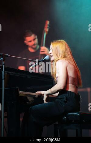 Bergamo, Italia. 10 luglio 2021. Noemi sul palco del Lazzaretto Estate 2021 durante titoloEvento, Concerto cantante italiano a Bergamo, Italia, 10 luglio 2021 Credit: Agenzia fotografica indipendente/Alamy Live News Foto Stock