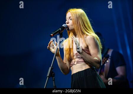 Bergamo, Italia. 10 luglio 2021. Noemi sul palco del Lazzaretto Estate 2021 durante titoloEvento, Concerto cantante italiano a Bergamo, Italia, 10 luglio 2021 Credit: Agenzia fotografica indipendente/Alamy Live News Foto Stock