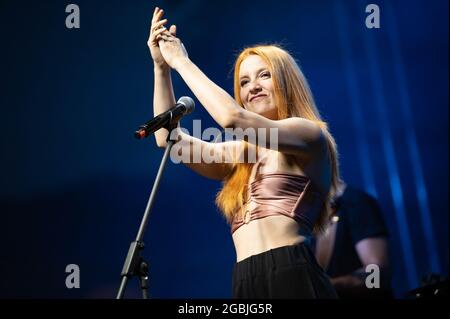 Bergamo, Italia. 10 luglio 2021. Noemi sul palco del Lazzaretto Estate 2021 durante titoloEvento, Concerto cantante italiano a Bergamo, Italia, 10 luglio 2021 Credit: Agenzia fotografica indipendente/Alamy Live News Foto Stock