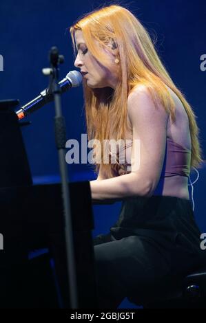 Bergamo, Italia. 10 luglio 2021. Noemi sul palco del Lazzaretto Estate 2021 durante titoloEvento, Concerto cantante italiano a Bergamo, Italia, 10 luglio 2021 Credit: Agenzia fotografica indipendente/Alamy Live News Foto Stock