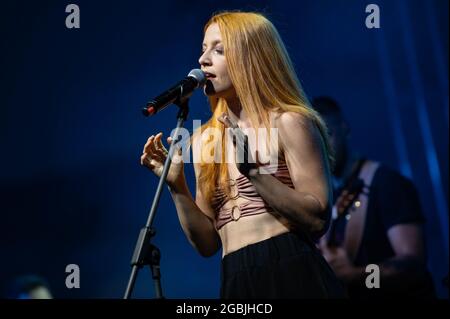 Bergamo, Italia. 10 luglio 2021. Noemi sul palco del Lazzaretto Estate 2021 durante titoloEvento, Concerto cantante italiano a Bergamo, Italia, 10 luglio 2021 Credit: Agenzia fotografica indipendente/Alamy Live News Foto Stock