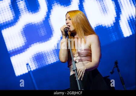 Bergamo, Italia. 10 luglio 2021. Noemi sul palco del Lazzaretto Estate 2021 durante titoloEvento, Concerto cantante italiano a Bergamo, Italia, 10 luglio 2021 Credit: Agenzia fotografica indipendente/Alamy Live News Foto Stock