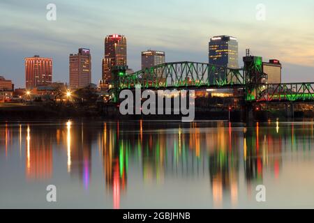 Geografia / viaggio, Stati Uniti, Arkansas, Little Rock, skyline e Arkansas River, di notte, Little Rock, DIRITTI AGGIUNTIVI-AUTORIZZAZIONE-INFORMAZIONI-NON-DISPONIBILE Foto Stock