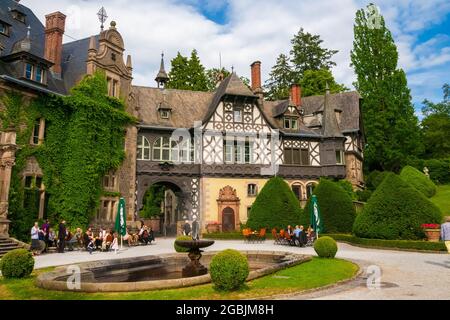 Bella vista ravvicinata del lato sud dello Schloss Rauischholzhausen, il castello-come è stato costruito tra il 1871 e il 1878 da Ferdinand Stumm. Il... Foto Stock