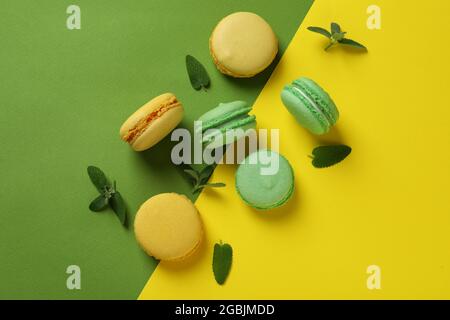 Concetto di dessert gustoso con macaron su sfondo a due tonalità Foto Stock