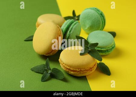 Concetto di dessert gustoso con macaron su sfondo a due tonalità Foto Stock