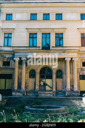 Tenuta Mikhailovka, complesso di palazzo e parco del 19 ° secolo. La pietra di fondazione del palazzo ebbe luogo nel 1858. Foto Stock