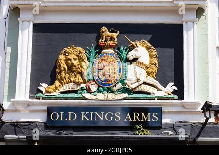 Dettaglio dal Coat of Arms in ghisa sopra la porta della casa pubblica Old Kings Arms, Kirk Gate, Newark on Trent, Nottinghamshire, Inghilterra. Foto Stock