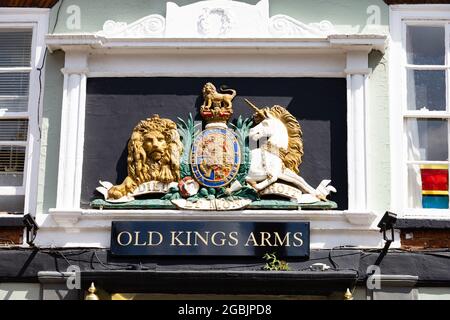 Dettaglio dal Coat of Arms in ghisa sopra la porta della casa pubblica Old Kings Arms, Kirk Gate, Newark on Trent, Nottinghamshire, Inghilterra. Foto Stock