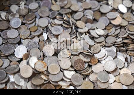 Vecchie monete antiche sfondo. Vecchie monete antiche sfondo. Molte vecchie monete di rame nel petto come simbolo di ricchezza, denaro e tesoro. Foto di alta qualità Foto Stock