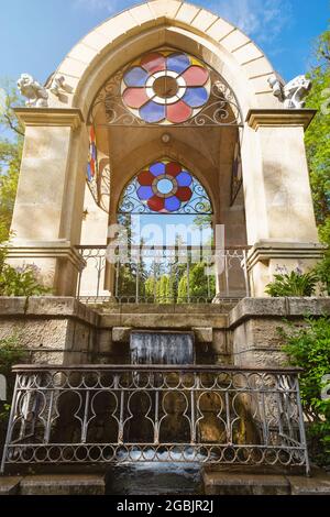 Un ruscello di vetro e un gazebo nel Parco Nazionale di Kislovodsk, costruito nel 1895 a Kislovodsk, Russia. Foto Stock