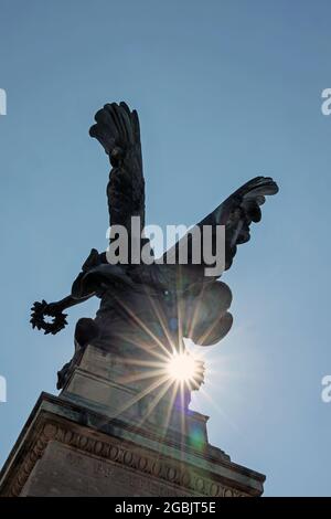 Una foto posteriore della scultura in bronzo in cima al memoriale a Scott e il suo equipaggio a Mount Wise in Devonport. Un sunburst aggiunge ottimismo al tribu triste Foto Stock