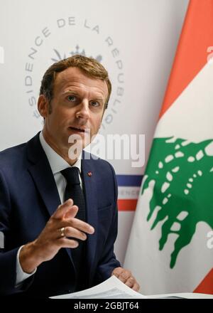 Il presidente francese Emmanuel Macron fa gesti durante la sua partecipazione alla conferenza dei donatori del Libano, riunendo i rappresentanti online delle istituzioni internazionali e dei capi di stato, un anno dopo l'esplosione del porto di Beirut, a Fort de Bregancon, a Bormes-Les-Mimosas, Francia meridionale, il 4 agosto 2021. – il Libano segna un anno da quando un’esplosione cataclismica ha devastato Beirut, con un mix di dolore per vite perse e rabbia per l’impunità per il suo peggior disastro in tempo di pace in un momento in cui la sua economia era già in rovina. Foto di Christophe SIMON/Pool/ABACAPRESS.COM Foto Stock