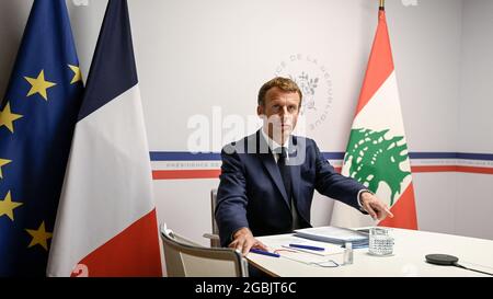 Il presidente francese Emmanuel Macron partecipa alla conferenza dei donatori del Libano, riunendo online rappresentanti di istituzioni internazionali e capi di Stato, un anno dopo l'esplosione del porto di Beirut, a Fort de Bregancon, a Bormes-Les-Mimosas, Francia meridionale, il 4 agosto 2021. – il Libano segna un anno da quando un’esplosione cataclismica ha devastato Beirut, con un mix di dolore per vite perse e rabbia per l’impunità per il suo peggior disastro in tempo di pace in un momento in cui la sua economia era già in rovina. Foto di Christophe SIMON/Pool/ABACAPRESS.COM Foto Stock