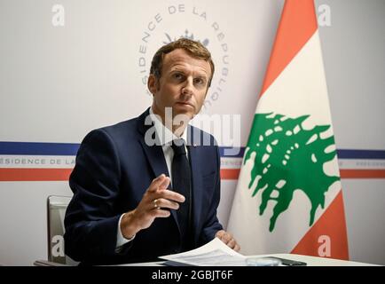 Il presidente francese Emmanuel Macron fa gesti durante la sua partecipazione alla conferenza dei donatori del Libano, riunendo i rappresentanti online delle istituzioni internazionali e dei capi di stato, un anno dopo l'esplosione del porto di Beirut, a Fort de Bregancon, a Bormes-Les-Mimosas, Francia meridionale, il 4 agosto 2021. – il Libano segna un anno da quando un’esplosione cataclismica ha devastato Beirut, con un mix di dolore per vite perse e rabbia per l’impunità per il suo peggior disastro in tempo di pace in un momento in cui la sua economia era già in rovina. Foto di Christophe SIMON/Pool/ABACAPRESS.COM Foto Stock