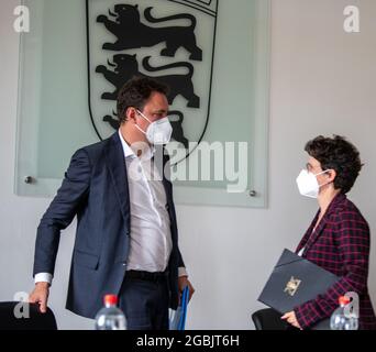 Ulm, Germania. 04 agosto 2021. Marion Gentges (r, CDU), ministro della Giustizia del Baden-Württemberg, e Georg Eisenreich (CSU), ministro della Giustizia bavarese, si comunicano tra loro in seno al Tribunale regionale. I due stati vogliono promuovere congiuntamente la digitalizzazione della magistratura. Credit: Stefan Puchner/dpa/Alamy Live News Foto Stock