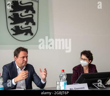 Ulm, Germania. 04 agosto 2021. Marion Gentges (r, CDU), ministro della Giustizia del Baden-Württemberg, e Georg Eisenreich (CSU), ministro della Giustizia bavarese, si siedono l'uno accanto all'altro in una conferenza stampa presso la corte regionale. I due stati vogliono promuovere congiuntamente la digitalizzazione della magistratura. Credit: Stefan Puchner/dpa/Alamy Live News Foto Stock