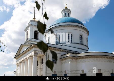 Serpukhov, Russia - 18 giugno 2021: Cattedrale di Nikolsky (Nikola Belyi o White Nikola) Hipster trendy ristorante Kitchen Market Foto Stock