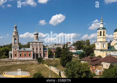 Serpukhov, Russia - 18 giugno 2021: Tre chiese sulla collina della Cattedrale - Assunzione, Elia il Profeta e Trinità, vista dal Cremlino di Serpukhov. Foto Stock