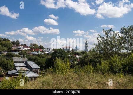 Serpukhov, Russia - 18 giugno 2021: Veduta aerea dell'antico monastero cristiano ortodosso, situato tra le case e la natura della città Foto Stock