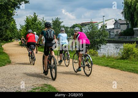 LONDRA 4 agosto 2021. I ciclisti che camminano lungo il percorso del Tamigi vicino a Kingston Surrey in una giornata mite e soleggiata a Londra. Credit amer Ghazzal/Alamy Live News. Foto Stock