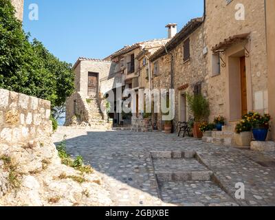 Una strada pedonale nel vecchio villaggio di Carros nella Riviera Francese retro montagne di campagna in estate Foto Stock
