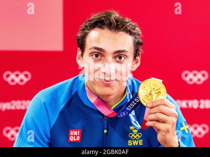 Olimpiadi di Tokyo 2020 - Atletica - Men's Pole Vault - cerimonia Medaglia - Stadio Olimpico, Tokyo, Giappone - 4 agosto 2021. La medaglia d'oro Armand Duplantis di Svezia pose con la sua medaglia d'oro. c) Jonas Ekströmer/TT/Kod 10030 Foto Stock