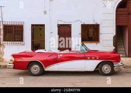 Anni '50 Buick convertibile 2 porte rosso e bianco, auto classica americana, l'Avana, Cuba Foto Stock